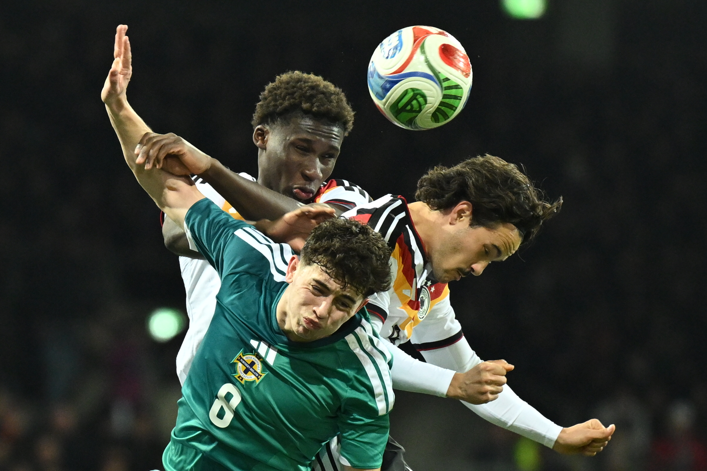 Fußball, U21 Männer: EM-Qualifikation, Deutschland - Nordirland, 1. Runde, Gruppe F, 6. Spieltag, Eintracht-Stadion: Mika Baur (r, Deutschland) kämpft mit Ryan Donnelly (l, Nordirland) um den Ball.