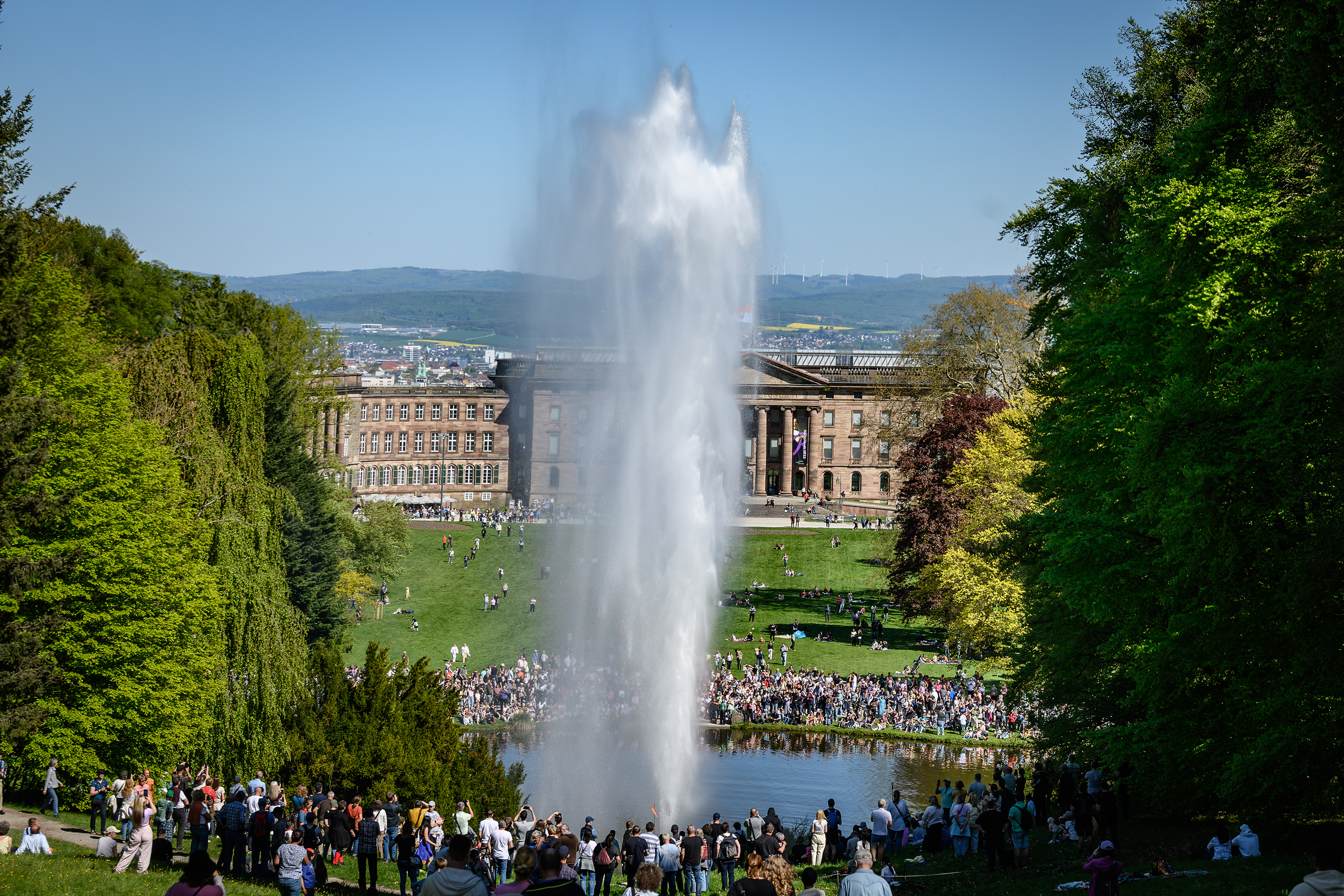 Besucher verfolgen die Wasserspiele im Bergpark Wilhelmshöhe in Kassel. Die Anlage startet damit in die neue Saison.